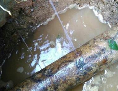 新田楼顶渗水维修公司分享下地暖漏水的原因及检测方法。